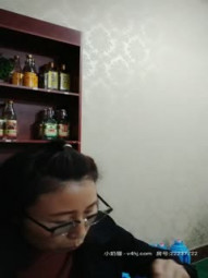 偷情上瘾的老骚妈黑丝诱惑逼里夹跳蛋勾搭厨师小哥，全程露脸让小哥吃奶子舔逼，女上位享受小哥的暴力抽插 2