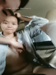 公园勾搭的清纯少妇露脸玩个车震，模样可人被大哥调教口交大鸡巴，让大哥揉奶子玩逼，压在身下抽插呻吟可射