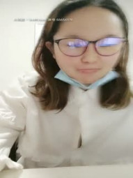 山东白虎妹妹露脸上班期间陪狼友撩骚，真空上阵好漂亮的逼逼和奶子，给同事小哥口交大鸡巴让她舔白虎逼