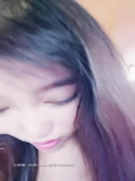 高颜值甜美黑丝少妇让超人给干了，露脸给超人各种舔弄大鸡巴和蛋蛋，草着嘴用AV棒玩逼，后入抽插爆草呻吟‘