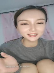 小蛇精高颜值美少妇居家跳蛋自慰，性感开档丝袜跳蛋塞入拉扯浴室洗澡