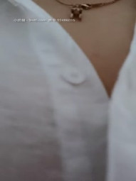 风骚的电信客服工作生活两不误，上着班就发骚同事小哥打掩护，跑到厕所自慰小哥还得要看看，拖把插逼高潮喷水