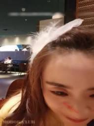 西安漂亮小姐姐胆很肥,商场穿个吊带逛街,是不是露出奶子,声称好久没有艹过处男了