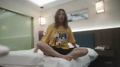 勾搭良家大姐熟女酒店操逼 故意摘套内射