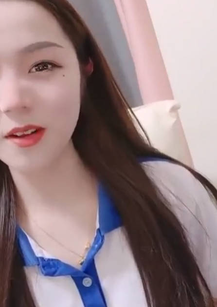 新人下海颜值美少女！应要求收费房！外表甜美，撩起衣服揉奶子，掰穴特写扣弄，极度诱惑