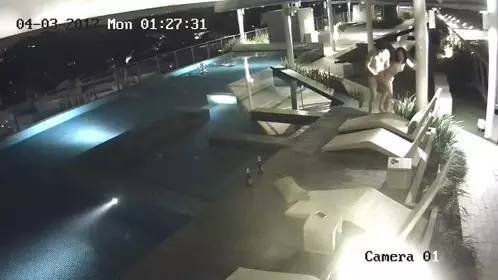 香港某酒店顶层泳池录得纹身男深夜与极品身材女友啪啪,肆意发挥激情无限