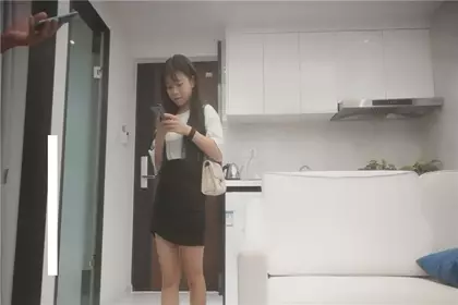 黑色包臀裙萌妹，摸逼口交特写粉穴沙发骑乘猛操，低低呻吟抱起来操搞了两炮