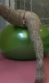 【母子乱伦】穿豹纹开档裤的妈妈淫语不断