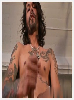 大胡子溜冰者抽搐和呻吟