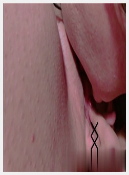 随机荡妇舔了我的阴部，但我的继父让我射精