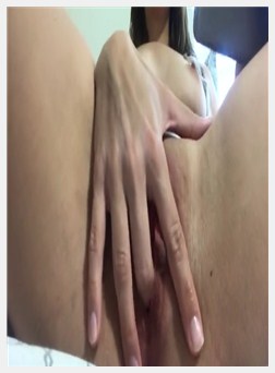 看色情片和对女同性恋者手淫，阴道收缩