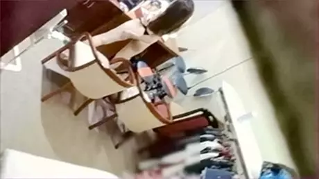 冒死躲在会所更衣间天花板偷窥个颜值不错的坐台妹子...