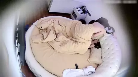 特色圆床主题房口活很流弊小伙把外表清纯眼镜美女舔...