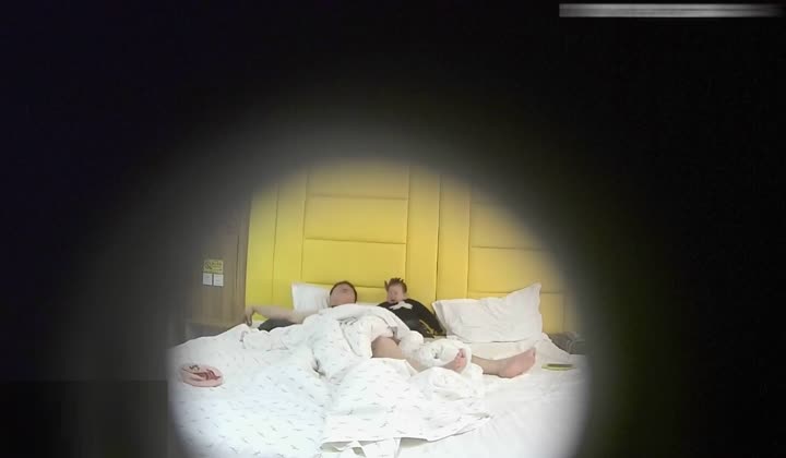 小旅馆偷拍淫骚少妇带着哺乳期儿子和胖哥偷情胖哥一...