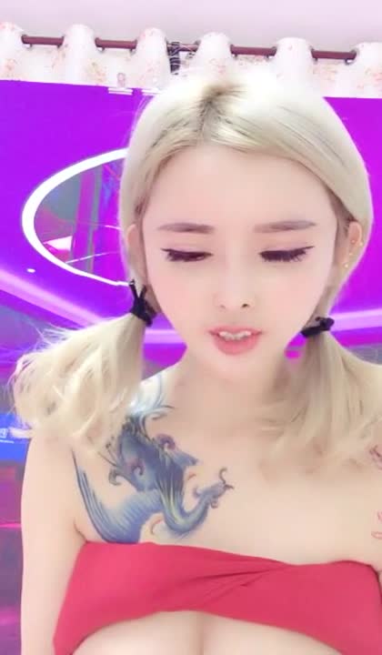 手机直播网红脸主播诱惑秀花臂纹身很不错