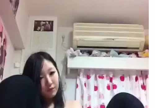 漂亮可爱MM销魂吸允手指神情恍惚 插穴穴时表情享受 ...