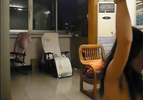 很霸气的爷们在客厅抱著露脸良家媳妇的头把嘴当逼洞猛插