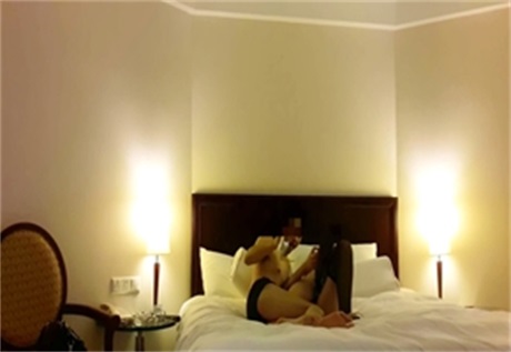 凶猛小哥交配式爆操眼镜大学妹子撕破黑丝无套深插