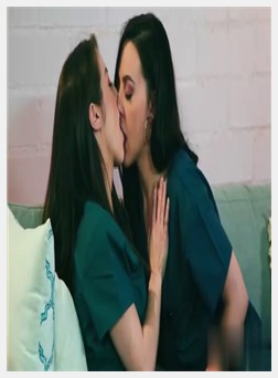 热女同性恋护士他妈的在沙发上