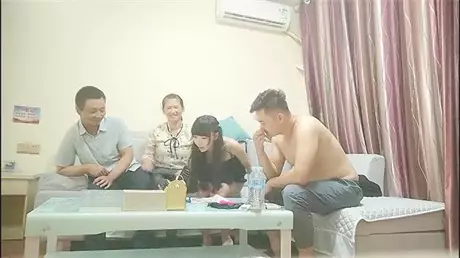 【换妻传媒】约一对中年夫妻4P交换，对面看着挺良家...