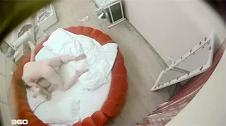 趣大圆床水滴摄像头TP样子很淫骚的眼镜妹说逼很痒让...