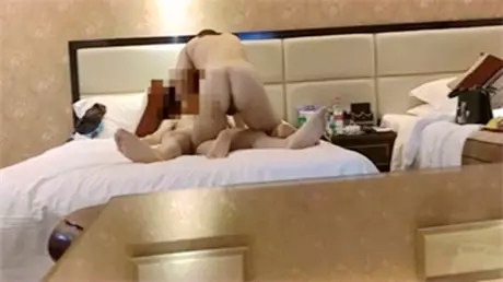 下班约公司新来没多久的95年丰满性感大屁股美女开房,...