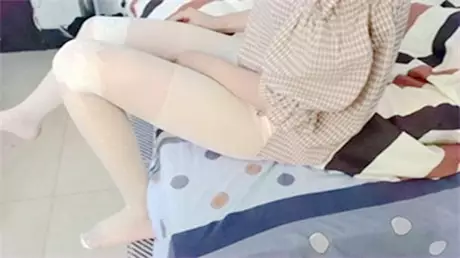 大忽悠牛人冒充星探街上尾随学院派妹子骗到住所穿上...