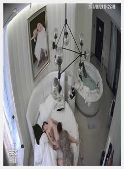 豪华套房偷拍身材高挑肤白貌美的御姐和背部纹身有点...