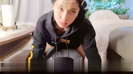 沙发自慰被合租室友撞见-只能用粗大鸡巴满足她-狂插...