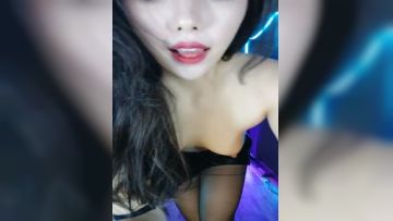 台湾小飘飘高颜值妩媚御姐激情大秀，黑丝高跟短裙诱惑全程露脸钢管舞，揉奶自慰特写抠逼，表情浪荡风骚推荐第03集