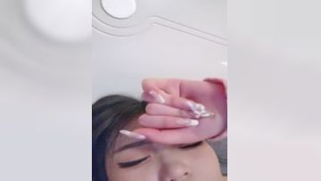 微胖才是极品，全程露脸年轻的颜值天花板大秀直播，身材火辣性感渣女纹身，陪狼友撩骚互动，掰开骚逼看特写第02集