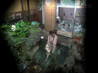 SDMU-352家族旅行中に可爱い弟のことが大好きなお姉さんは家族露天风吕で「禁断の童贞笔下ろし」をすることができるのか！？第02集