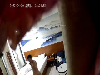 剧情演绎叔嫂乱伦金链哥趁着哥哥上夜班强搞独自在家的嫂子无套内射她的浓浓黑毛逼