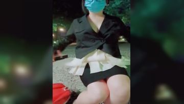 喜欢刺激的小少妇深夜户外陪狼友骚，公园内漏出骚奶子揉捏给狼友看，逼逼塞着跳蛋自慰，不远处坐着好大哥第01集