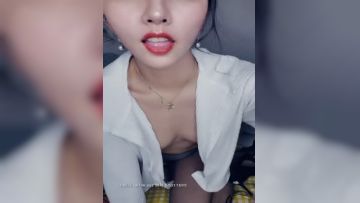 纤细骨感--小小美娇娘❤️，黑丝、小美腿、高跟鞋，与这小脸蛋真是绝配，和网友一起看黄色小说，看得身体发热自慰插骚逼，叫骚声过瘾瘾！第01集