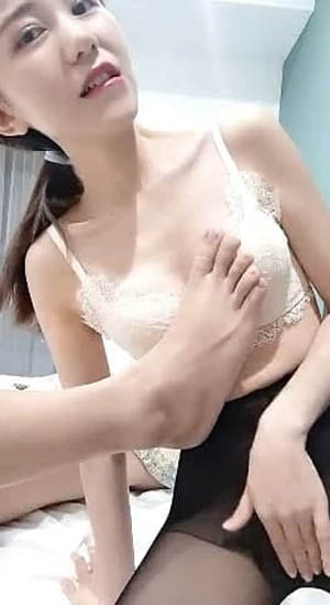 两个黑丝骚逼女技师调教新入职男员工 以身试技术教小伙如何按摩 激情双飞口交大鸡巴 两渣女把小伙草了