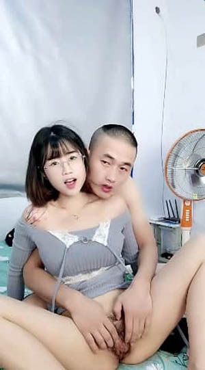 淫乱的房间寂寞的姐妹一起大秀【短发下篇】直播群P激情  口交大鸡巴