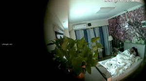 面容姣好的甜美少妇  是史上做爱最投入的外围妹子  她的动作之大  让小哥快吃不消  小哥还在想  到底是我玩你 还是你玩我