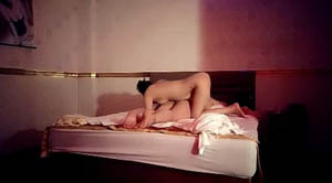 约操游戏瘾白丝俏学妹 边玩吃鸡游戏边吃鸡