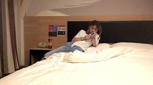 光头大叔约战小萝莉 清纯校园风 苗条美乳 鲍鱼看得一清二楚