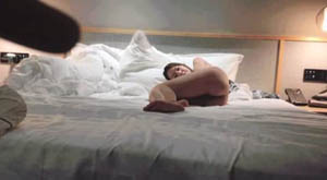 清纯学妹勾搭到手激情啪啪 深喉大鸡巴 无套抽插 大鸡巴各种体位蹂躏浪荡呻吟 射她小肚子上