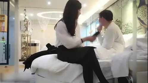 《炮哥探花》酒店约炮偷拍样子很骚的马尾辫大奶兼职卖淫女沙发上激情啪啪口爆吞精