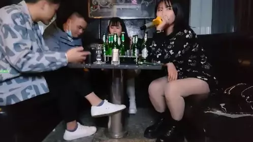 2020.11.3【小陈头星选】约操极品高端外围 撕破丝袜直接来