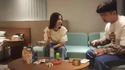 少爷寻欢再约黑衣牛仔裤少妇酒店啪啪，舔奶口交调情站立侧入上位骑坐猛操H