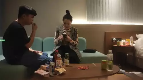 可爱妹子皮肤白皙漏奶漏逼床上按摩器自慰出白浆道具JJ抽插自慰很是诱惑喜..