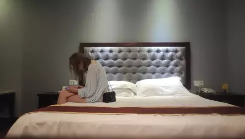 午夜寻花_黑丝翘臀妹妹在床上爆操