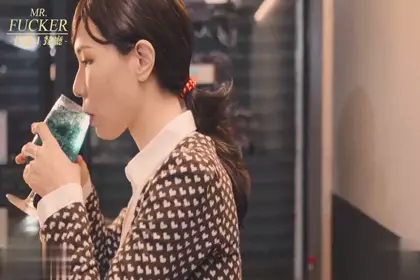 v一脸萌甜美外围美女，短裙肉丝极品美腿，隔着内裤摸穴搞得很痒，一手抓柔软奶子，大黑牛震穴暴力猛操