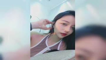 有点混血高挑模特女神，撅起屁股露出美鲍鱼，和网友聊聊自己的性事，特写粉木耳