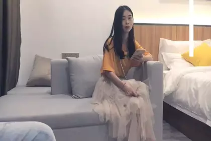 舞蹈老师为了让学生看清肢体动作,特意不穿衣服亲自示范《荷塘月色》舞蹈动作,仅限女生舞蹈班内部交流