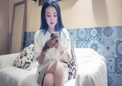 水晶假屌双洞齐插，快乐加倍，一起插小穴撑爆，吸在桌子上美臀骑坐，拔出来沾了很多粘液